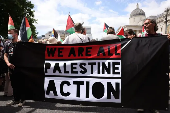 مظاهرة داعمة لحركة "فلسطين أكشن" في ميدان ترافالغار، لندن، بريطانيا، 23 يونيو 2025.