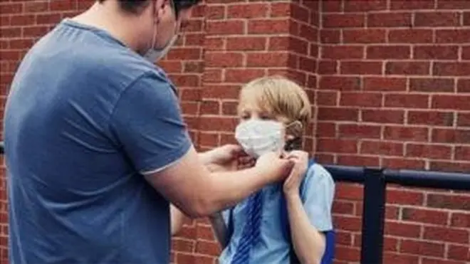 ለህፃን ልጅ ማስክ ሲደረግለት