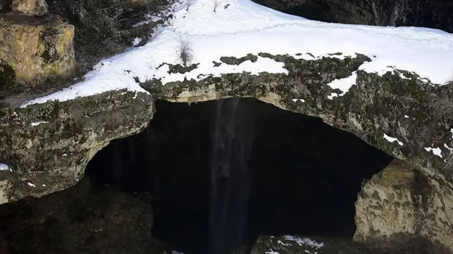 الثلوج تغطي شلال بلعا في بلدة تنورين، في الجبال اللبنانية شمال بيروت