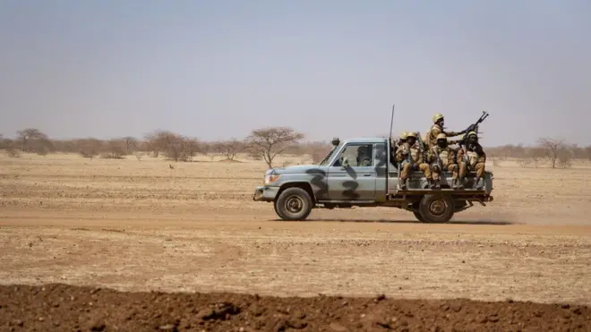 Soldats burkinabè à bord d'un pick-up en 2020