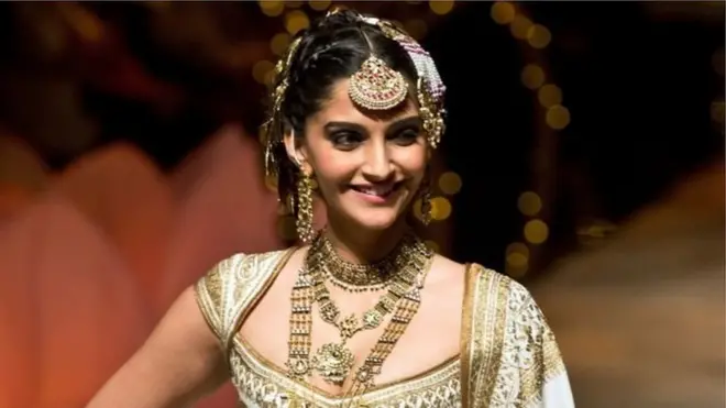 سونم کپور بالیووډ کې دننه د کالیو او ګاڼې له کبله سټایل بېلګه بلل کېږي