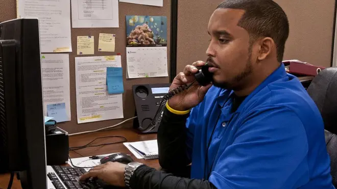 Black American man dey ansa call