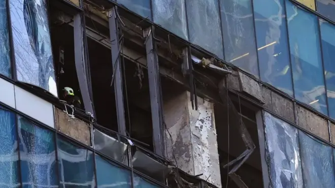 Фавқулодда вазиятлар ходимлари ҳужум жойида ишлаётганларини кўриш мумкин.