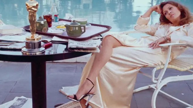 Фей Данавей отримала "Оскара" за фільм "Телемережа", її партнера по фільму Пітера Фінча вперше в історії нагородили "Оскаром" посмертно, повідомляє заголовок у газеті