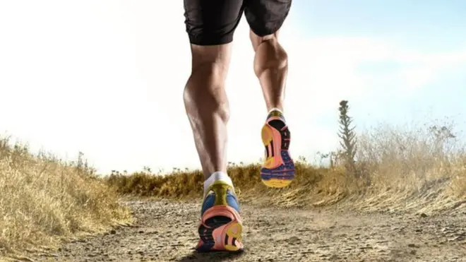 ผู้ชายวิ่งออกกำลังกาย