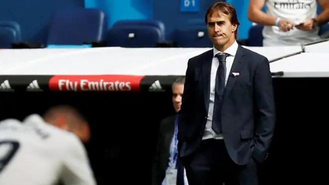 Julen Lopetegui observa con preocupación a su equipo ser derrotado por el Levante en la Liga española.