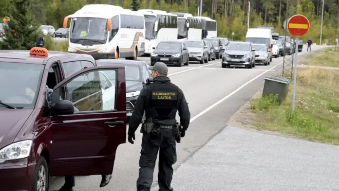 Los guardias fronterizos finlandeses revisan un vehículo ruso en el puesto de control fronterizo de Vaalimaa en Virolahti a principios de esta semana.