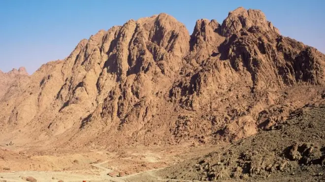 Gunung Sinai, tempat Nabi Musa menerima 10 Perintah Tuhan, adalah objek wisata paling ikonik di Jalur Sinai.