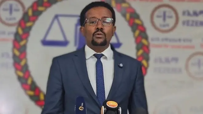 የኢዜማ መሪ ኢዮብ መሳፍንት ፓርቲያቸው በአዲስ አበባ መግለጫ ሲሰጥ 