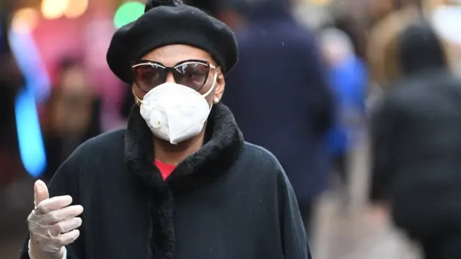 Штамм "омикрон" вернул в обиход маски, перчатки и социальную дистанцию