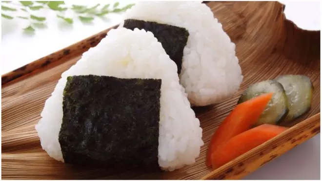 Peserta menyantap onigiri atau nasi kepal berbentuk bola-bola.