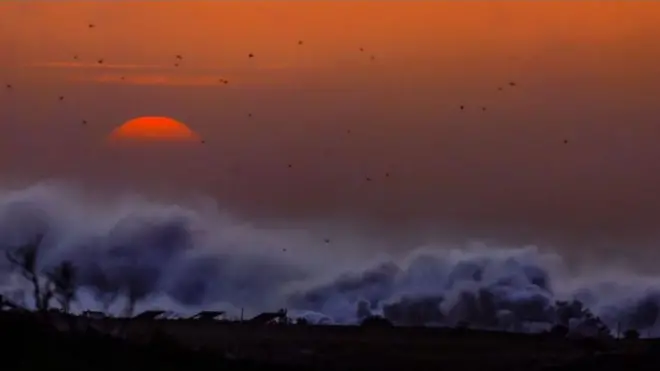 গাজার উত্তরাঞ্চলে ধোঁয়া উড়তে দেখা যায়