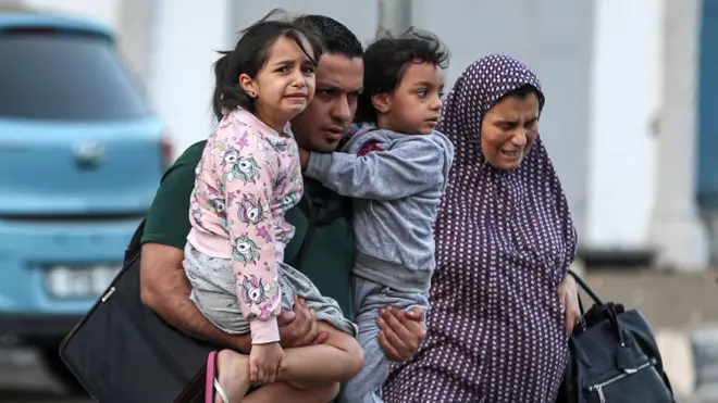 Nhiều người Palestine đã rời nhà để đến các địa điểm an toàn hơn