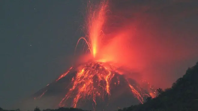 Gunung Lewotobi Laki-Laki saat erupsi dilihat dari Titehena, Kabupaten Flores Timur, Nusa Tenggara Timur, 12 November 2024.