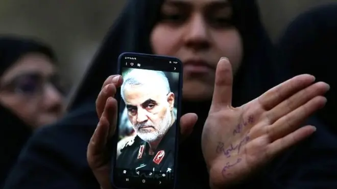 Женщина с портретом Сулеймани