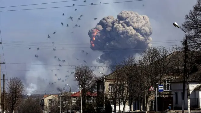 Люди почали масово виїздити ще вночі