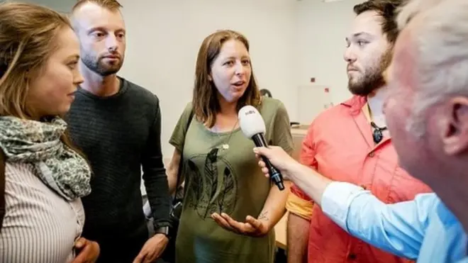 چند بچوں نے ایک عرصہ دراز انتظار کیا کہ اپنے والد سے متعلق انھیں وضاحت مل پائے