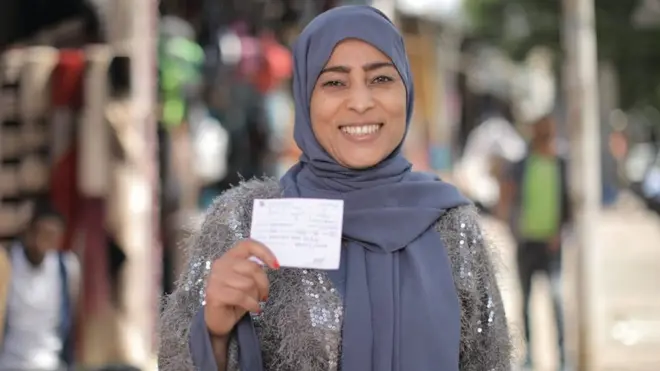 የምርጫ ካርድ የያዘች ግለሰብ