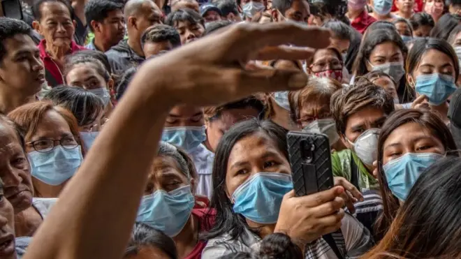 Masyarakat ibu kota Manila antri untuk mendapatkan masker setelah merebak wabah virus corona.