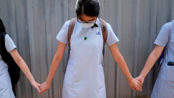 지난 6월 인간 사슬 시위 현장에 참여한 학생들