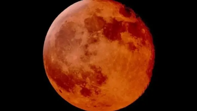 mwezi mkubwa mwekundu