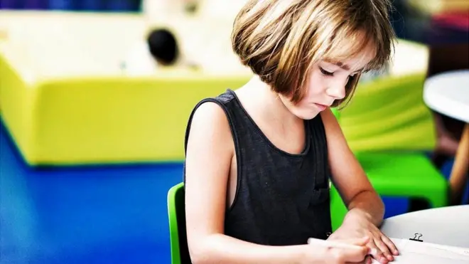 Девочка что-то пишет