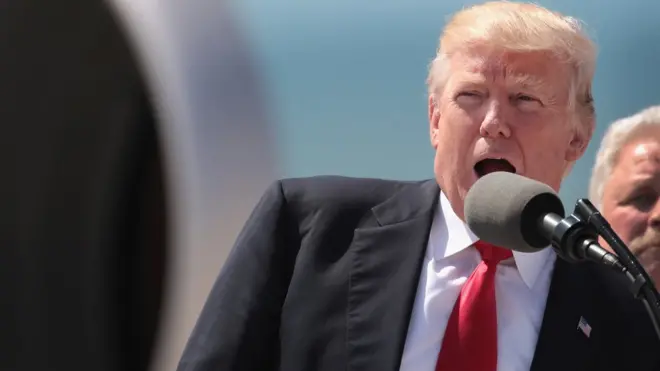 Trump-ı xarici nümayəndələrdən gəlir alınması qadağasını pozmaqda ittiham edirlər.