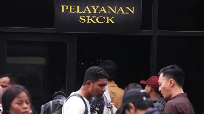 Antrean warga mengurus SKCK di Polres Jakarta Selatan, Selasa (18/9).