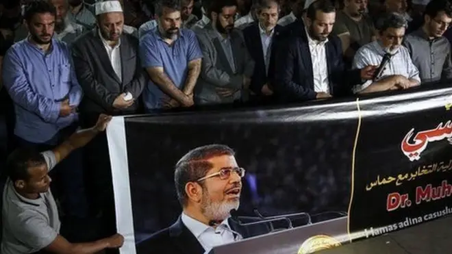 صلاة الغائب على الرئيس المصري الراحل محمد مرسي يقيمها سكان اسطنبول