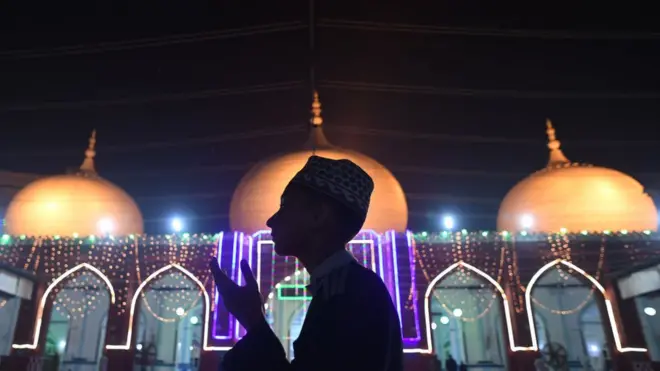 کراچی کی ایک مسجد میں یہ لڑکا دعاگوہ نظر آتا ہے