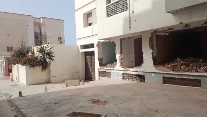مبنى مكون من طابقين، يظهر الطابق الأرضي فيه مهدم بشكل كامل.