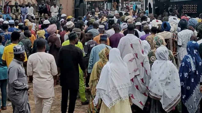 Aworan awọn eeyan to n lọ si mọṣalaṣi.