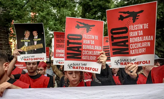NATO Zirvesi'ne karşı düzenlenen bir mitingde göstericiler, "Trump uğruna halkın huzurunu bozmayın" yazılı pankartlar taşıdı.