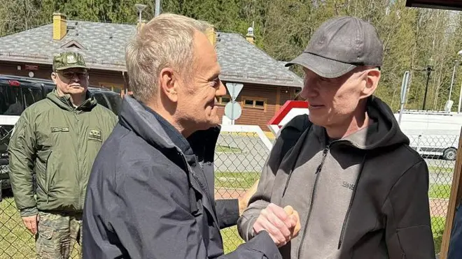 Premier Polski Donald Tusk powitał Andrzeja Poczobuta po jego uwolnieniu w ramach wymiany więźniów na granicy polsko‑białoruskiej 28 kwietnia 2026 roku.