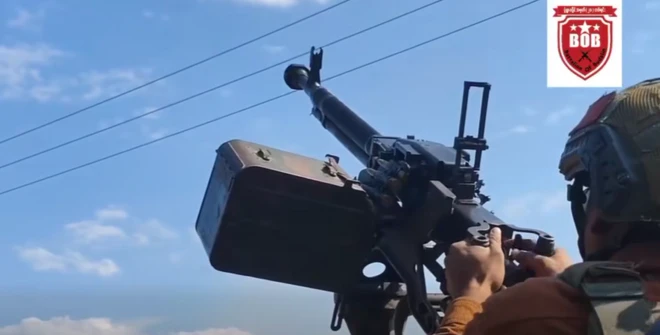 စစ်တပ်ရဟတ်ယာဉ်ကို ပစ်ခတ်နေတဲ့ မြင်ကွင်း