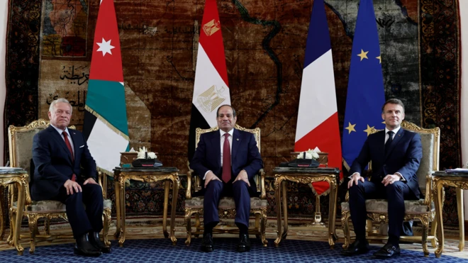 الرئيسان المصري عبد الفتاح السيسي، والفرنسي إيمانويل ماكرون، والعاهل الأردني الملك عبد الله، خلال القمة الثلاثية في القاهرة.