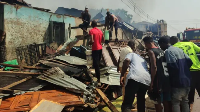Awọn eniyan to n gbiyanju lati pa ina 