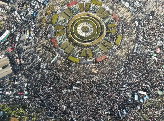 صورة جوية لجموع من السوريين تحتفل بانتصار المعارضة في دمشق، سوريا - 13 ديسمبر/كانون الأول 2024