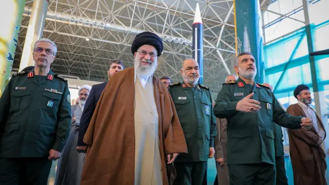 علی خامنه ای به همراه حسین سلامی، محمد باقری و امیرعلی حاجی زاده