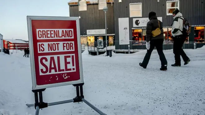 Uma placa onde se lê em inglês "A Groenlândia não está à venda!" é vista em Nuuk, Groenlândia, em 20 de janeiro de 2026.
