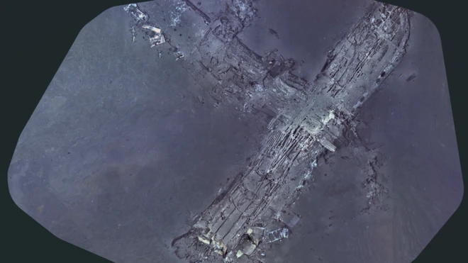 Uma imagem composta em preto e branco, sem data, mostra os destroços do Clipper Endeavour.