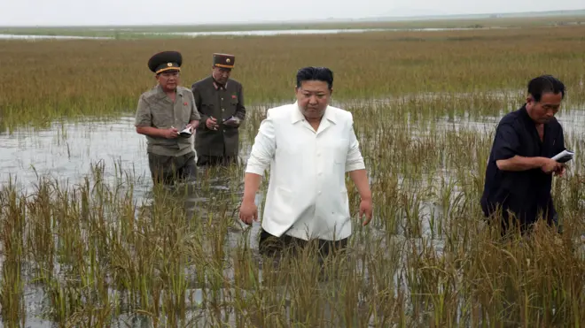 침수피해 현장 확인하는 김정은 위원장