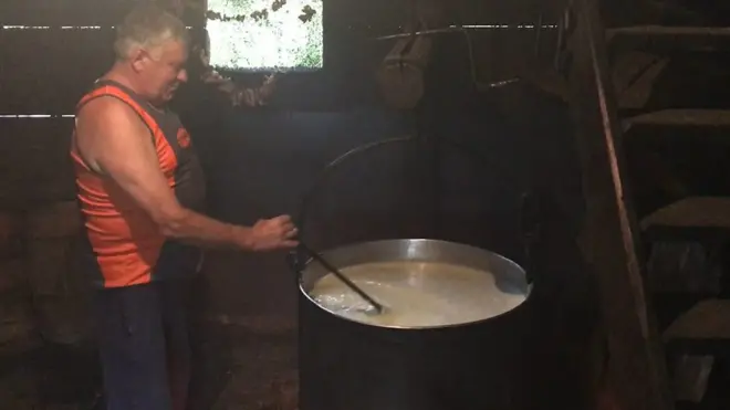 Спершу 350-літровий чан наповнюють молоком