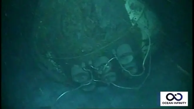 La proa del submarino fue hallada en una sola pieza, pero deformada por la presión del agua a esa profundidad.