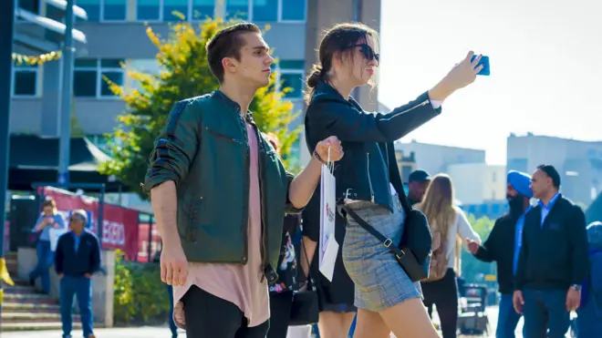 "SNS를 완전히 끊어버리고 싶지는 않지만, SNS와의 관계를 재정립하고 싶다고 하더군요."