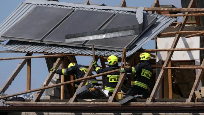 Daños en un casa en la zona en la que fueron derribados los drones.
