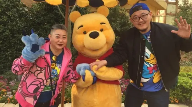 La activista Pu Chunmei (izquierda) fue una de las usuarias de Sina Weibo que protestó contra la censura del contenido homosexual.