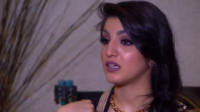 أميرة العباس إعلامية سعودية، تقرر كسر قالب الاعلام التقليدي، وتقاليد المجتمع المحافظ بتقديم برنامج على الانترنت اسمه «بناتيوب» يختص بطرح قضايا النساء السعوديات.