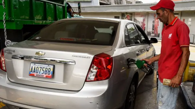Llenar el tanque de gasolina es más barato que una botella de agua pequeña.