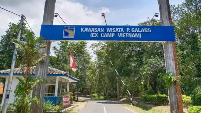 Gerbang masuk bekas Kamp Vietnam yang dijadikan kawasan wisata di Pulau Galang